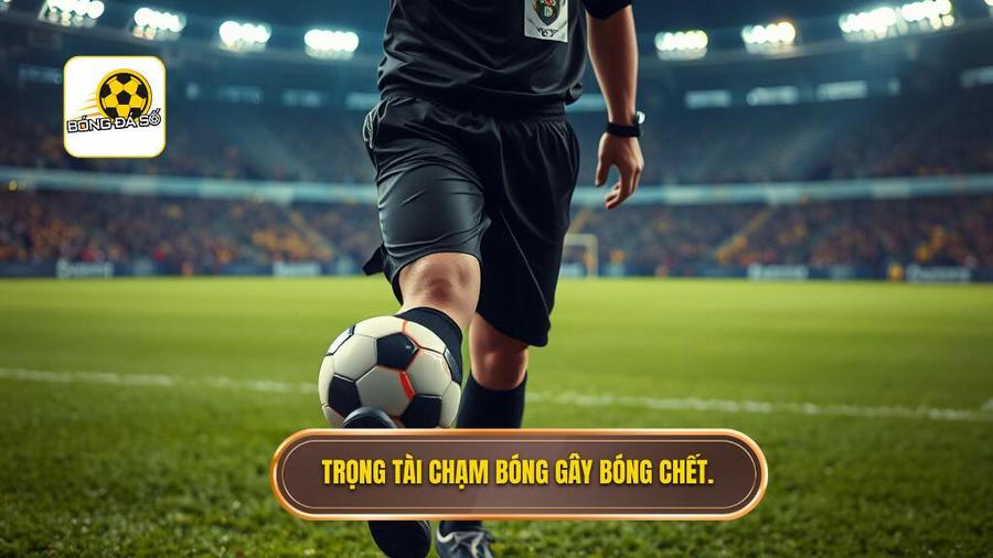 Trọng tài chạm bóng gây bóng chết.